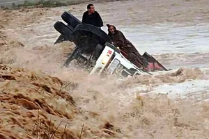 Người và phương tiện mắc kẹt trong nước lũ tại Morocco, tháng 11/2014. (Ảnh: Getty Images)