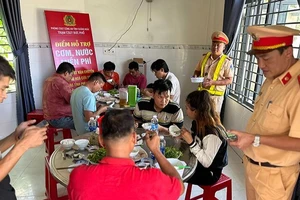 Các thành viên trong đoàn những chuyến xe nghĩa tình rất ấm lòng khi được đón tiếp ân cần tại điểm hỗ trợ cơm, nước miễn phí do Trạm Cảnh sát giao thông Đức Phổ tổ chức. 