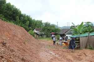 Điểm sạt lở tại núi Van Cà Vãi, thị trấn Di Lăng, huyện miền núi Sơn Hà đe dọa đến tính mạng và tài sản của người dân. 