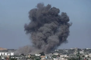 Khói bốc lên sau cuộc không kích của Israel xuống Dải Gaza. (Ảnh: IRNA/TTXVN)