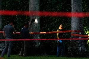 Lực lượng chức năng làm việc tại sân golf Trump International Golf Club, bang Florida, ngày 15/9/2024. (Ảnh: Reuters)