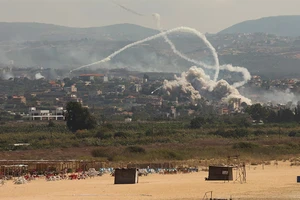 Khói bốc lên từ khu vực phía nam Lebanon sau các vụ không kích của Israel, ngày 23/9/2024. (Ảnh: Reuters)