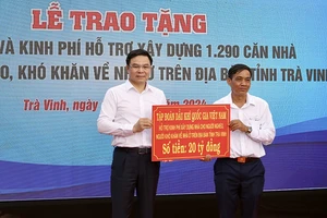 Đồng chí Lê Mạnh Hùng - Bí thư Đảng ủy, Chủ tịch HĐTV Petrovietnam đại diện cho người lao động Dầu khí trao tặng 20 tỷ đồng xây dựng 400 căn nhà cho người nghèo trên địa bàn tỉnh Trà Vinh.