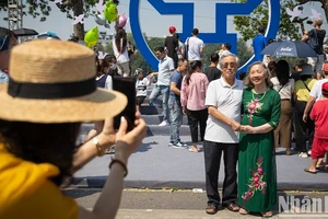 Người dân háo hức chụp ảnh trước các mô hình được lắp dựng bên hồ Hoàn Kiếm. (Ảnh: Sơn Tùng)