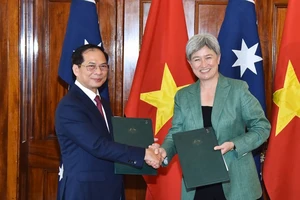 Phó Thủ tướng, Bộ trưởng Ngoại giao Bùi Thanh Sơn và Bộ trưởng Ngoại giao Australia Penny Wong ký kết Chương trình Hành động triển khai quan hệ Đối tác chiến lược toàn diện giai đoạn 2024-2027. (Ảnh: Bộ Ngoại giao Việt Nam)