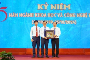 Bộ trưởng Khoa học và Công nghệ Huỳnh Thành Đạt tặng quà cho Sở Khoa học và Công nghệ tỉnh Nghệ An.