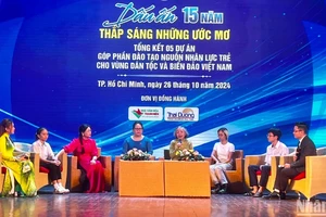 Các đại biểu và học sinh, sinh viên thụ hưởng Quỹ Vừ A Dính trao đổi tại chương trình