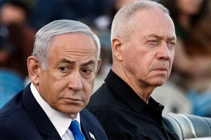 Thủ tướng Israel Benjamin Netanyahu và Bộ trưởng Quốc phòng Yoav Gallant (bên phải) tham dự một lễ kỷ niệm tại nước này, ngày 31/10/2024. (Ảnh: Reuters)