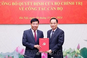 Đồng chí Lê Hoài Trung, Bí thư Trung ương Đảng, Trưởng Ban Đối ngoại Trung ương trao Quyết định của Bộ Chính trị phân công đồng chí Nguyễn Mạnh Cường giữ chức Phó Trưởng Ban Đối ngoại Trung ương. (Ảnh: TTXVN)