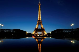 Cháy tại tháp Eiffel khiến nhiều du khách phải sơ tán