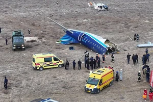 Hiện trường vụ máy bay của hãng hàng không Azerbaijan Airlines rơi tại thành phố Aktau, Kazakhstan, ngày 25/12/2024. (Ảnh: Reuters)