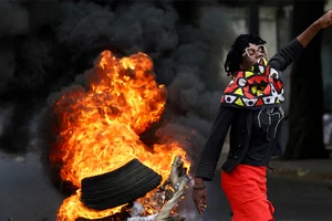 Người biểu tình trên đường phố tại Luis Cabral, Maputo, Mozambique, ngày 7/11/2024. (Ảnh: Reuters)