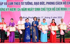 Lãnh đạo tỉnh Bình Phước khen thưởng các điển hình tiến tiến học và làm theo Bác.