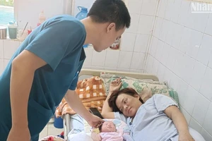 Bác sĩ Khoa Sản, Bệnh viện đa khoa tỉnh Bình Phước thăm khám bệnh nhân Nguyễn Thị Bích vừa được phẫu thuật "mẹ tròn con vuông".