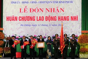 Lãnh đạo huyện Bù Đăng đón nhận Huân chương Lao động hạng Nhì