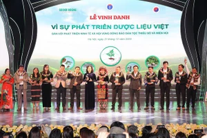 Bộ trưởng Y tế Đào Hồng Lan trao Cúp vinh danh Vì sự phát triển dược liệu Việt cho các hợp tác xã tiêu biểu.