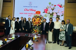 Đoàn Ban Tuyên giáo Trung ương tặng hoa, chúc mừng Trường đại học Y Hà Nội.