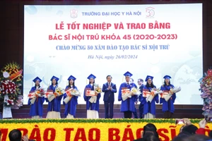 Phó Thủ tướng Trần Hồng Hà tặng hoa chúc mừng cho những tân bác sĩ nội trú có thành tích cao trong học tập.