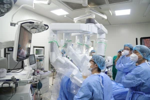 Các bác sĩ Bệnh viện K phối hợp chuyên gia nước ngoài triển khai phẫu thuật bằng robot cho người bệnh ung thư dạ dày, trực tràng, gan và thực quản.