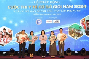 Bộ trưởng Y tế Đào Hồng Lan tặng hoa cho Ban giám khảo cuộc thi.