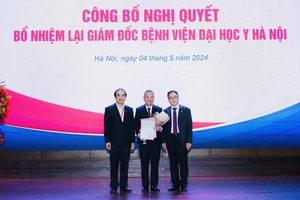 Lãnh đạo Trường đại học Y Hà Nội trao Nghị quyết, Quyết định bổ nhiệm lại Giám đốc Bệnh viện Đại học Y Hà Nội nhiệm kỳ 2024 -2029 cho PGS,TS Nguyễn Lân Hiếu.