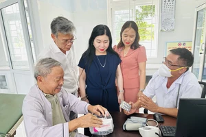 Đoàn giám sát của Ban quản lý dự án trung ương kiểm tra, đánh giá công tác khám chữa bệnh tại Trạm y tế xã Cam Chính.