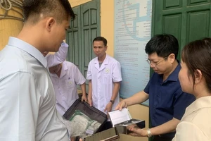 Đoàn công tác của Bộ Y tế kiểm tra các hoạt động bảo đảm công tác y tế tại các đơn vị liên quan trên địa bàn huyện Đông Anh, TP Hà Nội.