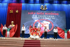 Phần thi chào hỏi của một đội thi.