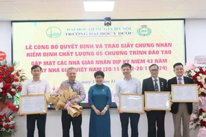 Đại diện Trung tâm kiểm định chất lượng giáo dục Thăng Long trao Chứng nhận đạt tiêu chuẩn chất lượng cho 5 chương trình đào tạo của Trường đại học Y Dược.