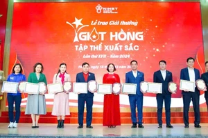 Trao Giải thưởng “Giọt hồng” năm 2024 cho tập thể xuất sắc