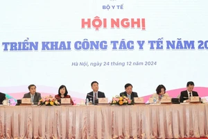 Phó Thủ tướng Lê Thành Long và lãnh đạo Bộ Y tế điều hành Hội nghị triển khai công tác y tế năm 2025.