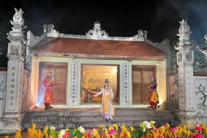Hình tượng Quỳnh Hoa Thánh Mẫu được Nhà hát Tuồng Việt Nam tái dựng tại khu di tích đền Vĩnh Mộ.