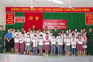 Đại diện lãnh đạo Bộ đội Biên phòng tỉnh và Hội Khuyến học tỉnh Sóc Trăng trao học bổng cho các em học sinh. 