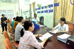 Công chức bộ phận một cửa Ủy ban nhân dân phường Đại Kim, quận Hoàng Mai (Hà Nội) đón tiếp người dân đến giải quyết thủ tục hành chính. Ảnh: Thanh Trúc