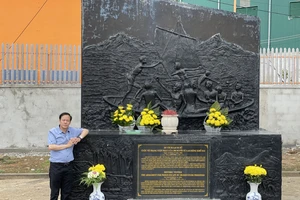 Tác giả bên Bia tưởng niệm Di tích cuộc võ trang vượt ngục ngày 12/12/1952.