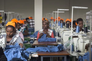 Công nhân may ở Ethiopia làm việc cho các thương hiệu thời trang hàng đầu thế giới. Ảnh: WSJ