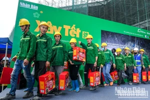 Trong trong chương trình "Xây Tết 2024" , sáng ngày 9/1, Báo Nhân Dân và Tập đoàn Coteccons đã trao tặng gần 1.800 phần quà cho các công nhân đang miệt mài lao động trên công trường Ecopark, huyện Văn Giang, tỉnh Hưng Yên. Ảnh: Thành Đạt