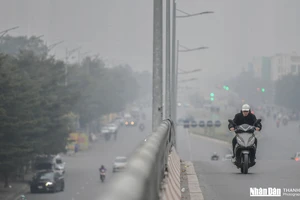 Màn sương mờ do ô nhiễm không khí bao phủ khu vực nội đô Hà Nội. Ảnh: Thành Đạt