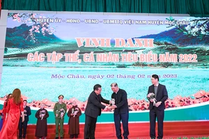 Ông Hà Văn Bến (người thứ hai, từ phải sang) trong Lễ Vinh danh tập thể, cá nhân tiêu biểu của huyện Mộc Châu năm 2022.