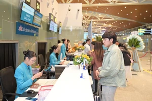 Hành khách làm thủ tục check in tại sân bay quốc tế Đà Nẵng. Ảnh: Duyên Kỳ
