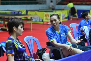 Huấn luyện viên Nguyễn Mai Thy (bên phải) trao đổi chiến thuật với Nguyễn Khoa Diệu Khánh trong quãng nghỉ giữa giờ. Ảnh: Đăng Khoa 