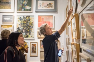 Chị Claire Driscoll (bên phải) giới thiệu với khách hàng địa phương về hội chợ Art For You lần thứ 12, năm 2019. Ảnh: NVCC