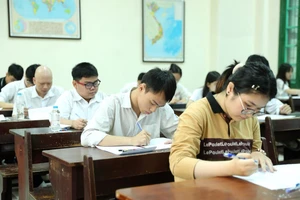Thí sinh dự thi Kỳ thi tốt nghiệp THPT năm 2024 tại điểm thi Trường THPT Chu Văn An, Hà Nội. Ảnh: ĐĂNG ANH