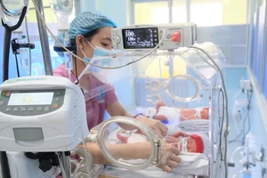 Chăm sóc trẻ sơ sinh tại Bệnh viện Hùng Vương, Thành phố Hồ Chí Minh. Ảnh: THIÊN CHƯƠNG