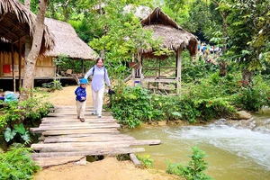 Du khách trải nghiệm du lịch sinh thái ở Pù Luông.