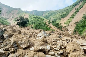 Sạt lở sườn đồi, núi ở thôn Hòa Sơn, xã Tà Cạ (huyện Kỳ Sơn, Nghệ An) vào ngày 2/10 vừa qua.