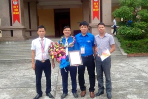 Anh Ðặng Văn Chính (thứ hai từ trái sang) là tấm gương tiêu biểu, lan tỏa tinh thần khởi nghiệp cho thanh niên dân tộc thiểu số tại địa phương.