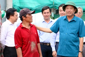 Bí thư Tỉnh ủy Vĩnh Long, Bùi Văn Nghiêm thăm hỏi, động viên người dân bị thiên tai tại xã Long An, huyện Long Hồ, tỉnh Vĩnh Long.