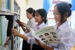Học sinh Trường phổ thông Dân tộc nội trú huyện Tiểu Cần, tỉnh Trà Vinh đọc sách tại thư viện trường. (Ảnh MINH KHỞI)