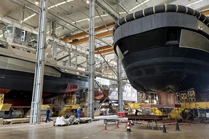 Công nhân Công ty Liên doanh Damen Sông Cấm thi công hoàn thiện sản phẩm tàu kéo-đẩy công suất lớn chạy bằng điện.